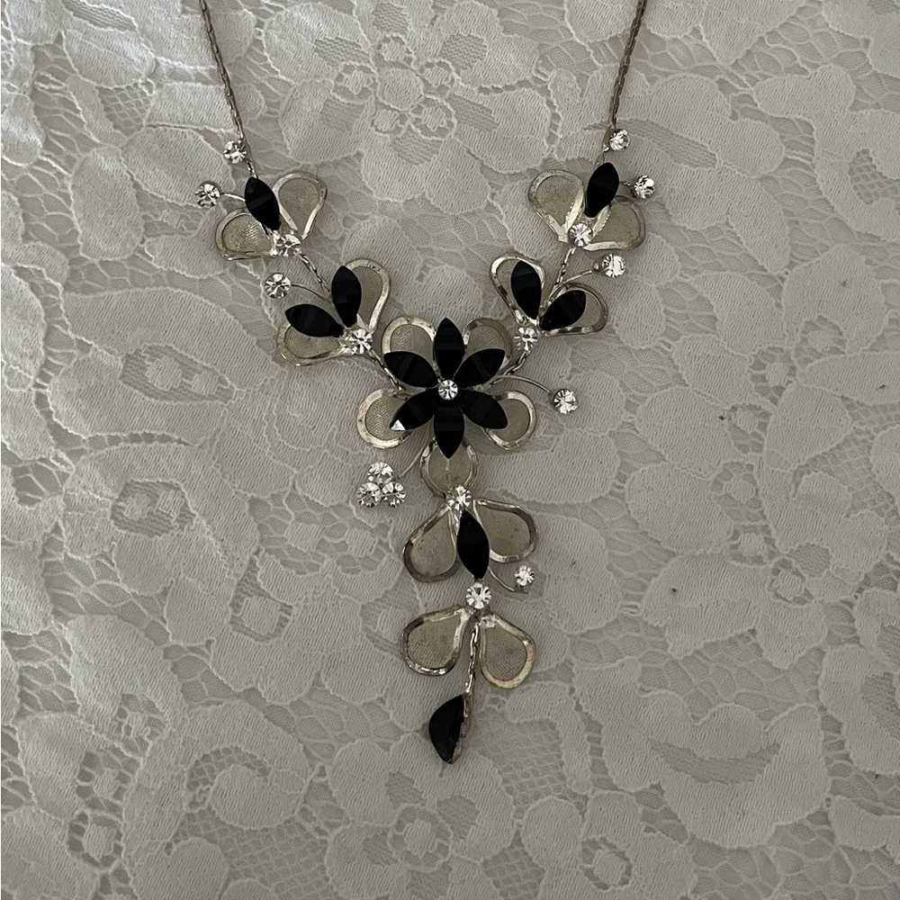 Elegant Black and Silver Floral Necklace
